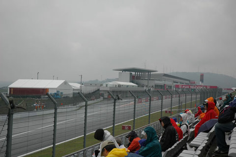 F1日本グランプリ２日目、雨